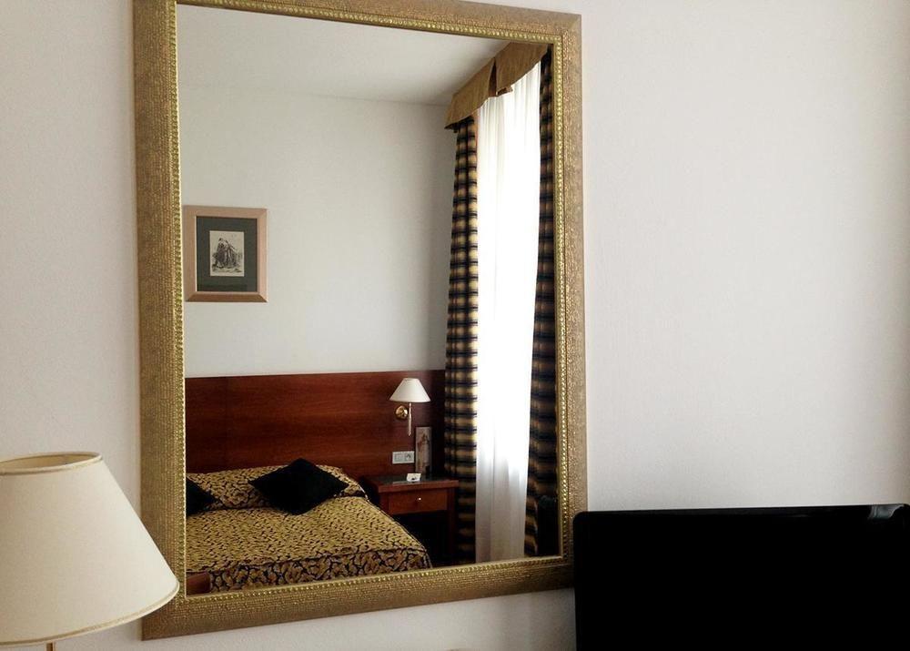 กาลิเลโอ โฮเต็ล Hotel ปราก ภายนอก รูปภาพ